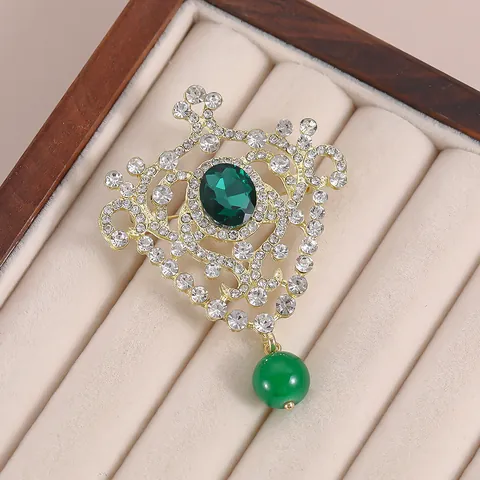 Vintage Palace Style Emerald Green Brooch With Rhinestones Hollow Crown Design Gold Plated Alloy Jewelry For Women Party