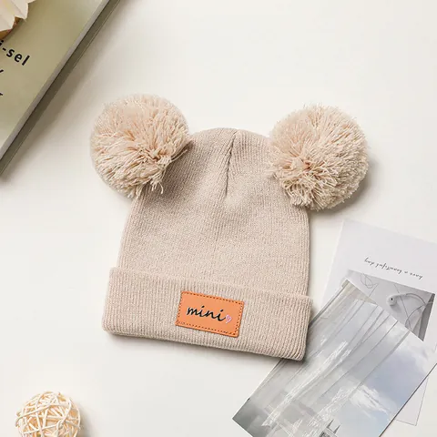 Schattige Kinderen Winter Gebreide Muts Met Dubbele Bont Pompons Warme Acryl Beanie Met Mini Hart Leren Patch Voor Peuters