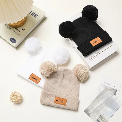 Schattige Kinderen Winter Gebreide Muts Met Dubbele Bont Pompons Warme Acryl Beanie Met Mini Hart Leren Patch Voor Peuters