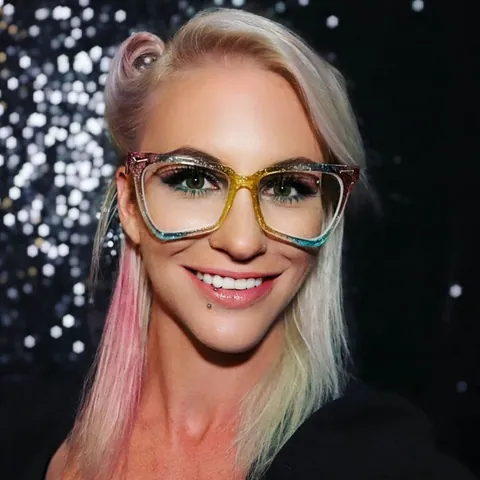 Women Retro Large Frame Cat Eye Sunglasses Polycarbonate UV400 Gradient Lens Fashion Eyewear With Metal Triangle Accents