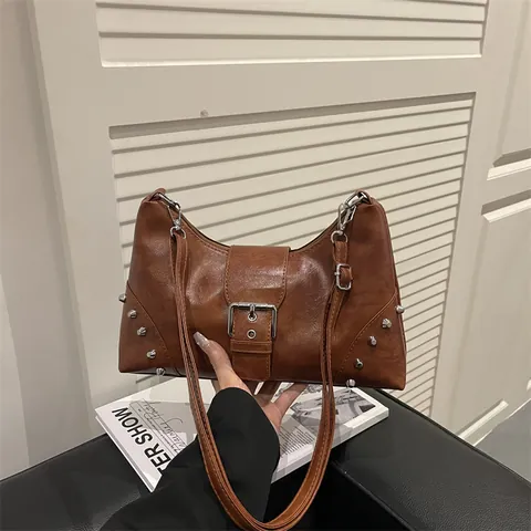 Bolso de Axila de Cuero PU Vintage para Mujer con Remaches y Hebilla Color Sólido Bolso de Hombro Rétro Estilo Punk Y2K para Uso Diario