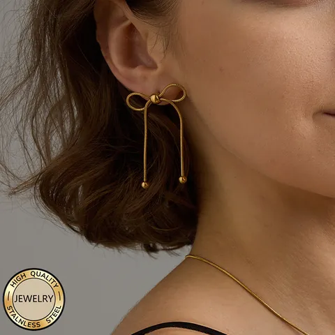 Orecchini Pendenti a Fiocco in Acciaio Inossidabile 316L Placcato Oro PVD Orecchini a Goccia con Nappa a Catena Lunga per Donna
