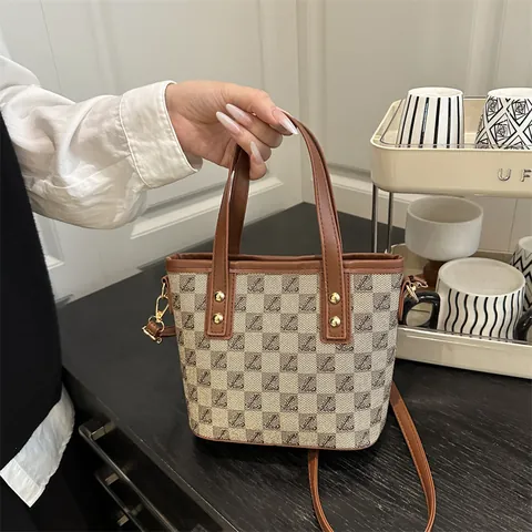Vintage Checkerboard Print Bucket Bag For Women Retro Letter Pattern PU Leather Tote Single Shoulder Crossbody Bag Handbag