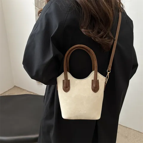 Bolso Bombonera de Cuero PU Vintage para Mujer Retro Color Sólido Gran Capacidad Commuter Bolso de Hombro Bandolera Con Colgante Monstruo de Peluche
