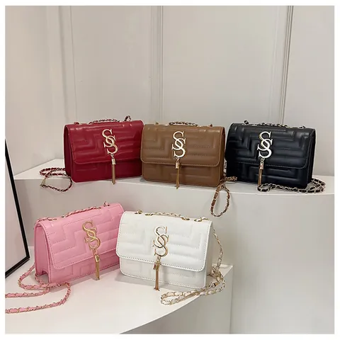Französischer Stil Gesteppte Kleine Quadratische Tasche Für Damen PU Leder Umhängetasche Mit Quaste Metall Logo Kette Tasche