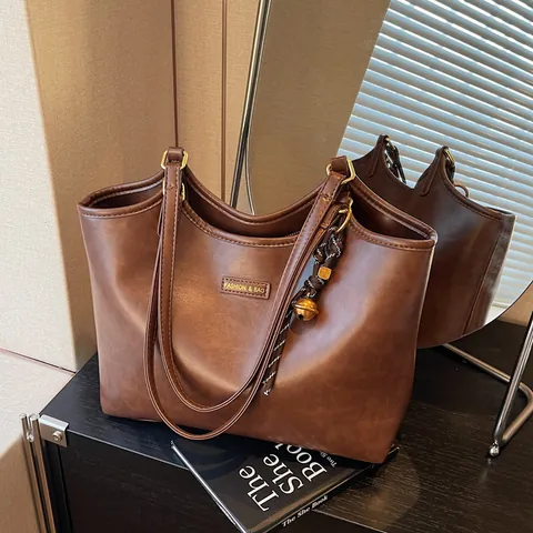 Vintage Large Capacity PU Leather Tote Bag For Women Commuting Shoulder Bag With Metal Pendant Office Handbag