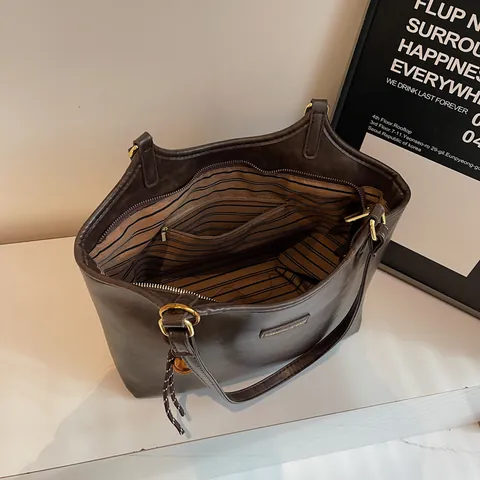 Vintage Large Capacity PU Leather Tote Bag For Women Commuting Shoulder Bag With Metal Pendant Office Handbag