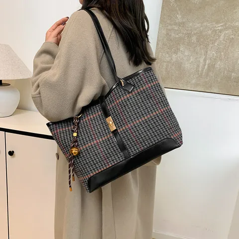 Retro Plaid Tweed Tote Bag For Women Large Capacity PU Leather Stitching Shoulder Bag With Metal Lock Decorative Pendant Handbag