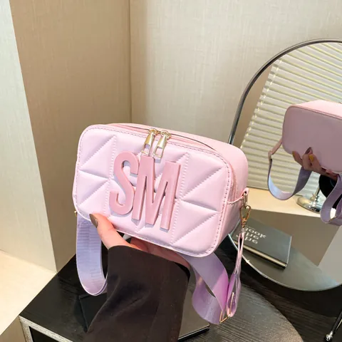 Gewatteerde Crossbody Tas Met 3D Letters Brede Band Geometrische Kleine Cameratas PU Leer Dames Mode Handtas