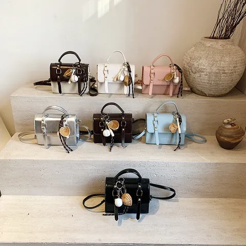 Damen Glänzende PU Leder Quadratische Umhängetasche Retro Koreanische Handtasche Mit Sportlichen Baseball-Anhängern Alltagstasche