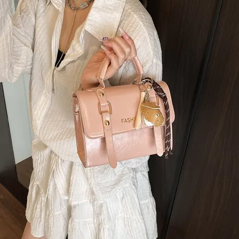 Damen Glänzende PU Leder Quadratische Umhängetasche Retro Koreanische Handtasche Mit Sportlichen Baseball-Anhängern Alltagstasche