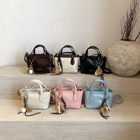 Borsa a Secchiello in Pelle PU alla Moda Donna Piccola Tote Bag Minimalista Con Ciondolo da Baseball Tracolla Stile Strada per Uso Quotidiano