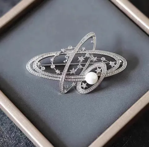 Elegante Spilla Saturno in Lega per Uomo e Donna Con Brillanti Strass Perla Artificiale Universo Galassia Stella Spilla per Risvolto Gioielli