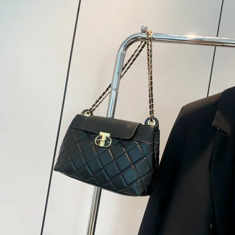 Bolso Bandolera de Moda para Mujer en Cuero PU Acolchado con Correa de Cadena Dorada y Cierre Giratorio