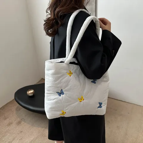 Sac Fourre-tout Matelassé pour Femme Grande Capacité Broderie Papillon Sac à Main Souple et Léger Sac à Épaule pour le Travail