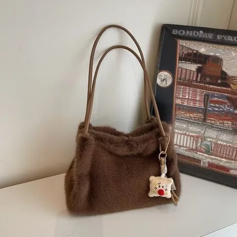 Bolso Tote de Peluche de Moda para Mujer Bolso de Hombro de Piel Sintética Suave Color Sólido Gran Capacidad Con Lindo Colgante