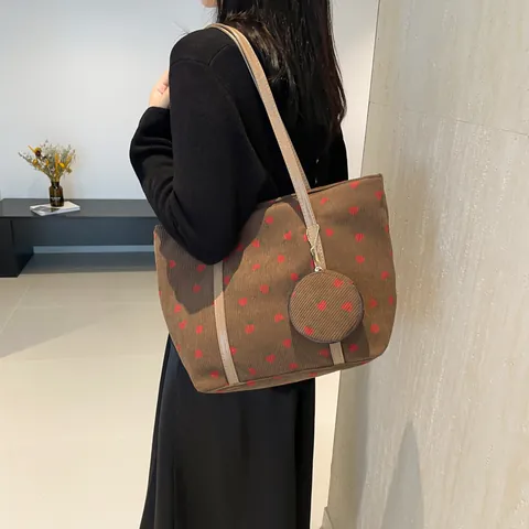 Sac Cabas Femme Grande Capacité en Tissu PU Imprimé Fraise Sac à Main Décontracté Avec Petit Porte Monnaie Rond