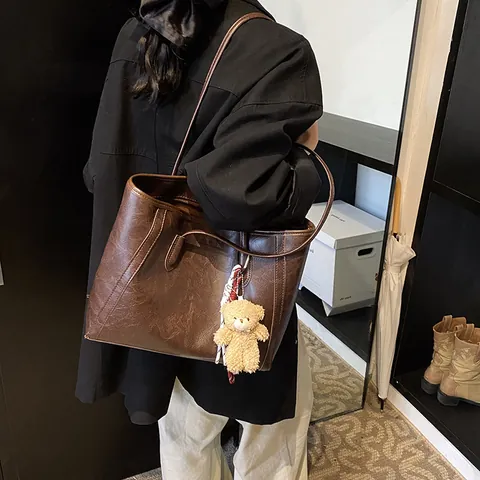Borsa Tote in Pelle PU Vintage da Donna Grande Capacità Borsa a Tracolla Retrò Pendolare con Ciondolo Orsetto di Peluche