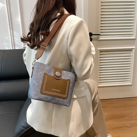 Damen Mode PU Leder Beuteltasche Vielseitige Umhängetasche Mit Breitem Schultergurt Und Metallnieten Für Den Alltag
