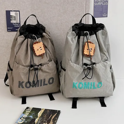 Zaino con Coulisse in Nylon Leggero Unisex Borsa da Scuola ad Alta Capacità Borsa da Viaggio Casual Con Pendente di Peluche