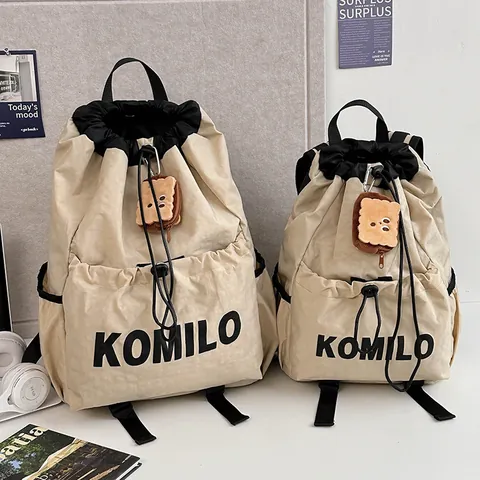 Zaino con Coulisse in Nylon Leggero Unisex Borsa da Scuola ad Alta Capacità Borsa da Viaggio Casual Con Pendente di Peluche