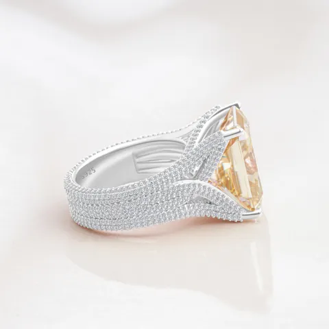 Luxuriöser Moissanit-Cocktailring mit Radiant-Schliff für Damen aus 925er Sterlingsilber mit eingelegten Seitensteinen Hochwertiger Edelschmuck