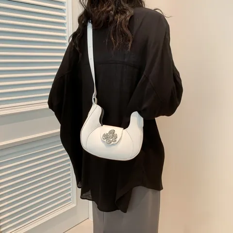 Bolso de Axila de Media Luna de Moda para Mujer Cuero PU Hebilla de Flor Plateada Correa Ajustable Bolso Hobo Color Sólido