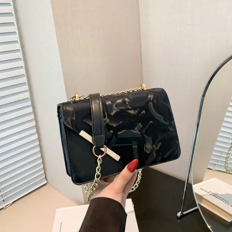 Borsa a Spalla da Donna in Pelle PU Alla Moda Goffrata Geometrica con Catena Borsa a Tracolla Piccola Quadrata con Decorazione in Metallo