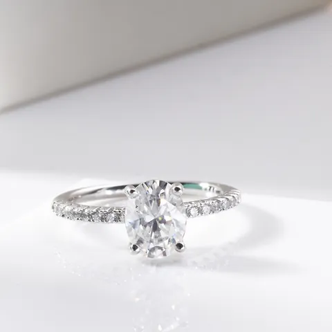 Bague Moissanite en Argent Sterling 925 Taille Ovale Avec Pierres Latérales Scintillantes Sertissage à Quatre Griffes Bijoux de Mariage Femme