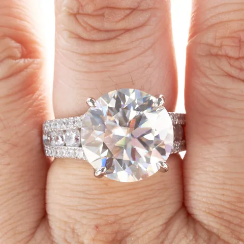 Anillo de Moissanita de Lujo en Plata de Ley 925 Chapado en Oro Blanco Talla Redonda Anillo de Compromiso Mujer Joyería