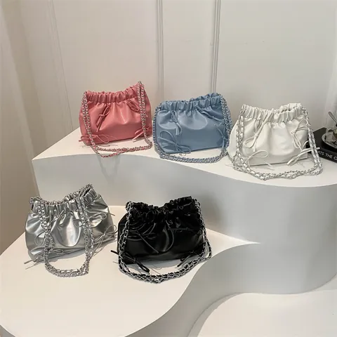 Borsa a Spalla Arricciata da Donna in Pelle PU Con Fiocco Cloud Bucket Bag Catena in Metallo Argento Borsa a Tracolla Plissettata