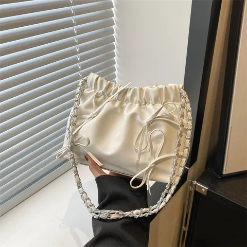 Borsa a Spalla Arricciata da Donna in Pelle PU Con Fiocco Cloud Bucket Bag Catena in Metallo Argento Borsa a Tracolla Plissettata