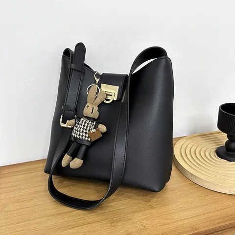 Sac Seau pour Femmes en Cuir PU Sac à Bandoulière Minimaliste Avec Pendentif Lapin Mode Sacoche Couleur Unie Quotidien Tote Bag