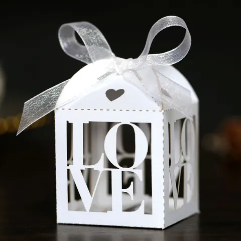 Scatola di Caramelle Intagliata al Laser LOVE Cuore Con Fiocco di Nastro Carta Perlata Bomboniera Scatola Regalo per San Valentino