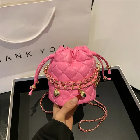 Damen Mini Gesteppte Eimertasche PU-Leder Herz Anhänger Kordelzug Umhängetasche Mit Goldener Kette Kleiner Schulterbeutel