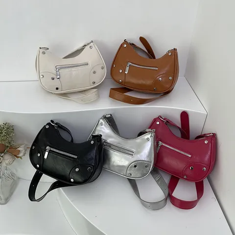 Borsa Vintage con Borchie da Donna in Pelle PU Stile Motociclista Mezza Luna Borsa a Spalla da Ascella con Zip Frontale