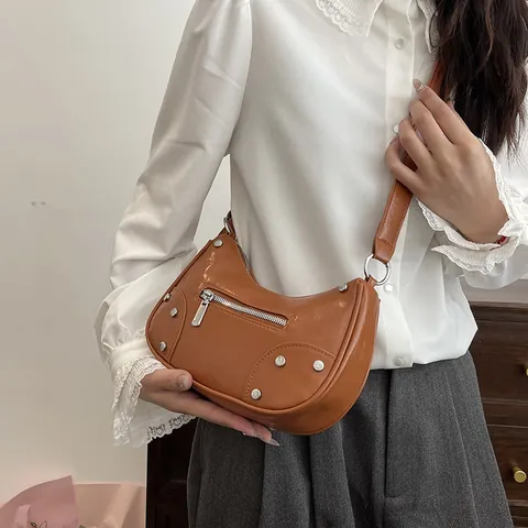 Borsa Vintage con Borchie da Donna in Pelle PU Stile Motociclista Mezza Luna Borsa a Spalla da Ascella con Zip Frontale