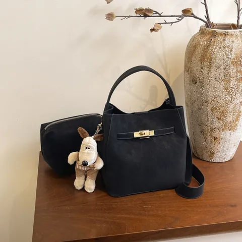 Bucket Bag Aus PU Leder Für Damen Im Koreanischen Stil Minimalistische Handtasche Mit Metallschloss Ziertasche Und Welpen Anhänger