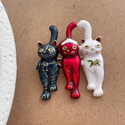 Vintage Legierung Emaille Weihnachten Katze Brosche Pin Für Damen Drei Süße Katzen Design Mit Weihnachtsmütze Festliches Kleidungszubehör Geschenk