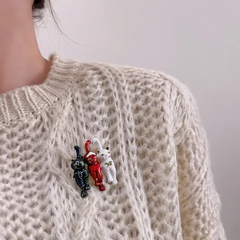 Vintage Legierung Emaille Weihnachten Katze Brosche Pin Für Damen Drei Süße Katzen Design Mit Weihnachtsmütze Festliches Kleidungszubehör Geschenk