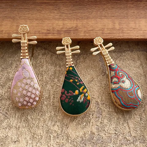 Spilla a Forma di Pipa in Nuovo Stile Cinese Lega Ricamata Raso Motivo Floreale Spille Vintage per Donna Accessorio Hanfu