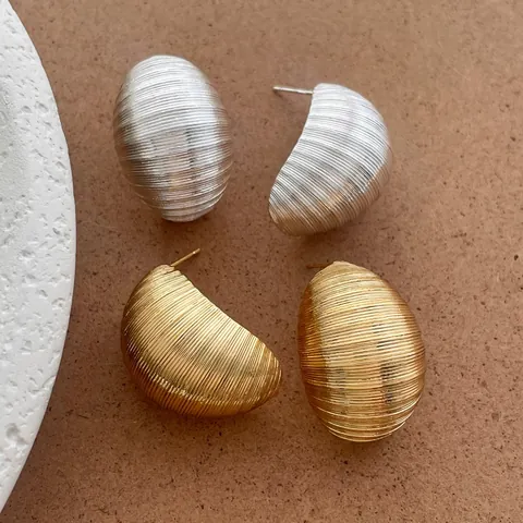 18K Vergulde Croissant Oorknopjes Voor Vrouwen Moderne Textuur Metaal Half Hoop Oorknopjes Stift Stijlvolle Sieraden