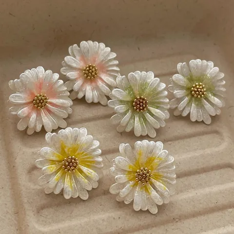Fashion Daisy Flower Stud Earrings For Women Sweet White Resin Floral Earrings With Copper Earring Post Daily Jewelry Gift