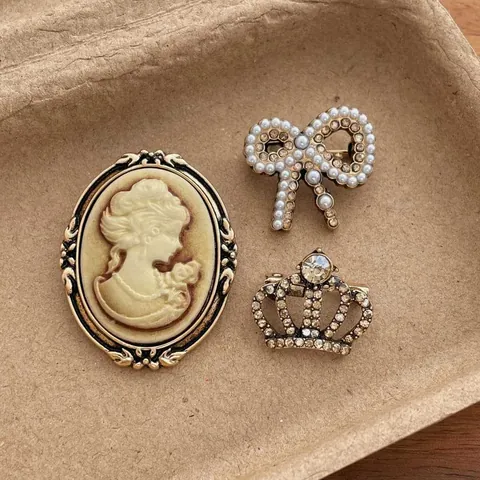 Vintage Alloy Brooches Combination Cameo Portrait Pearl Bowknot Rhinestone Crown For Women Elegant Blazer Pin Jewelry Accessories