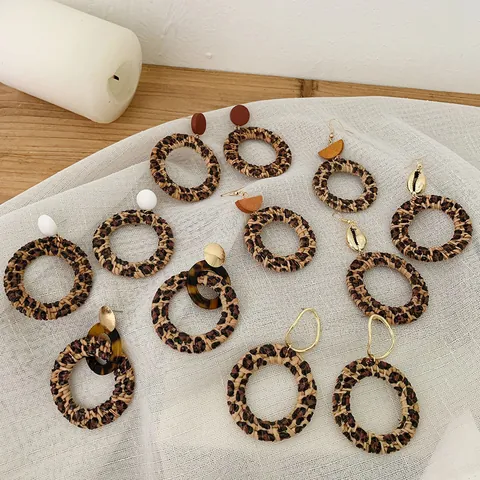 Bohemian Leopard Print Rattan Woven Drop Earrings Alloy Geometric Shell Inlaid Handmade Straw Jewelry For Women Vacation Ethnic Style