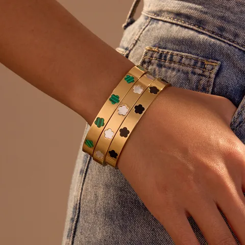 Mode Roestvrij Staal Klaver Armring Voor Vrouwen Elegant Bloem Kunstparel Stijl Ingelegd Goud Verguld Geborsteld Sieraden
