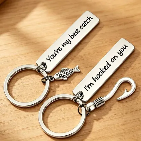 Set di Portachiavi in Acciaio Inossidabile per Coppia Regalo di San Valentino Ciondolo a Forma di Pesce e Amo Portachiavi con Targhetta Incisa