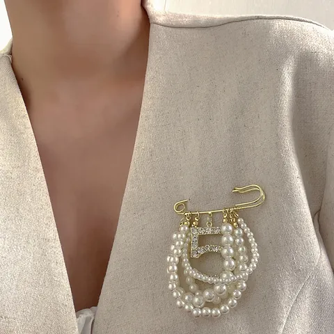 Vintage Vergoldete Legierung Brosche Mit Künstliche Perlenimitat Quaste Strass Nummer 5 CD Buchstabe Design Für Damen Anzug Zubehör