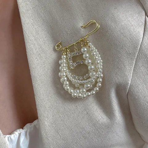 Vintage Vergoldete Legierung Brosche Mit Künstliche Perlenimitat Quaste Strass Nummer 5 CD Buchstabe Design Für Damen Anzug Zubehör