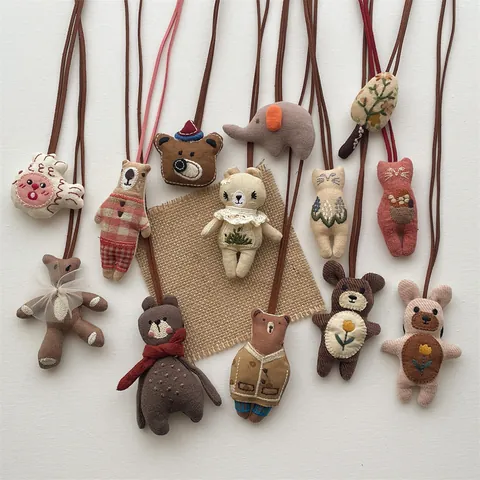 Handgefertigte Stoff Cartoon Tier Anhänger Halskette Wald Stil Stickerei Bär Katze Elefant Anhänger Tasche Charme Schmuck
